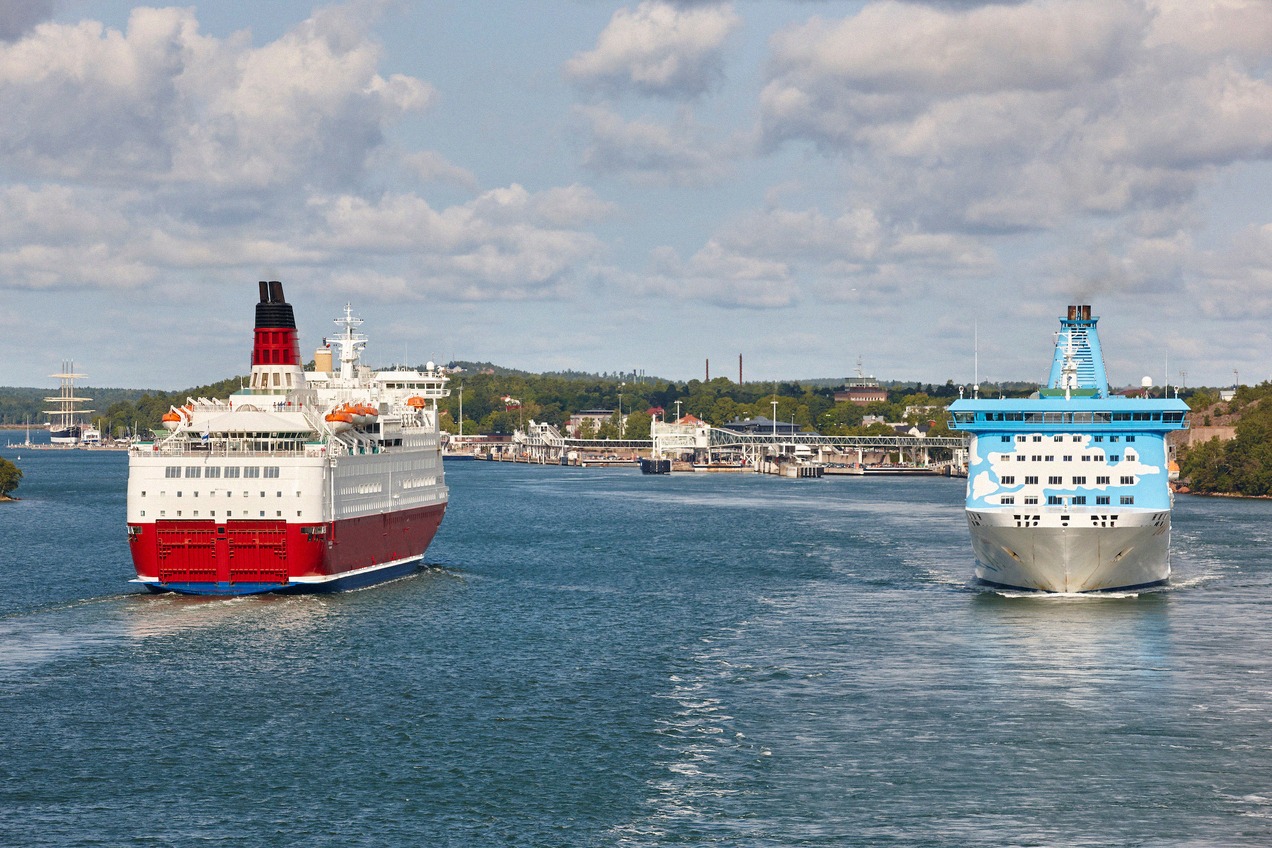 Färjor från Viking Line och Tallink Silja möts utanför Mariehamn på Åland
