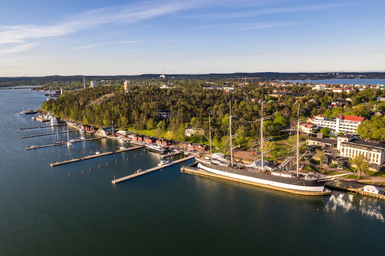Mariehamn på Åland från luften, med hamnen i stadens västra del