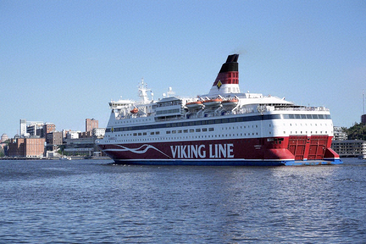 Viking Lines färja Gabriella lämnar hamnen i Stockholm